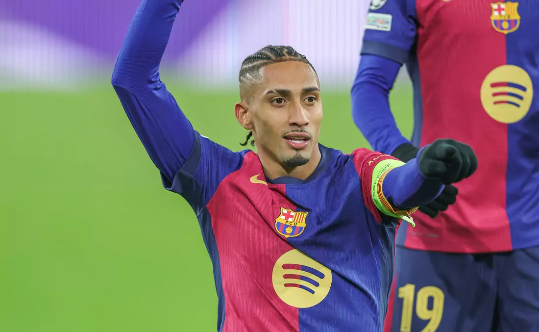 "3 أسباب تجعل رافينيا يتمسك بالبقاء في برشلونة"