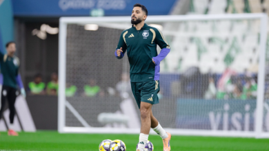 الأخضر يكتسب قوة الدفاع الثلاثي في كرة القدم