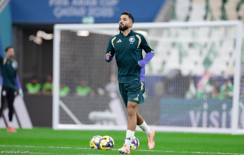 الأخضر يكتسب قوة الدفاع الثلاثي في كرة القدم