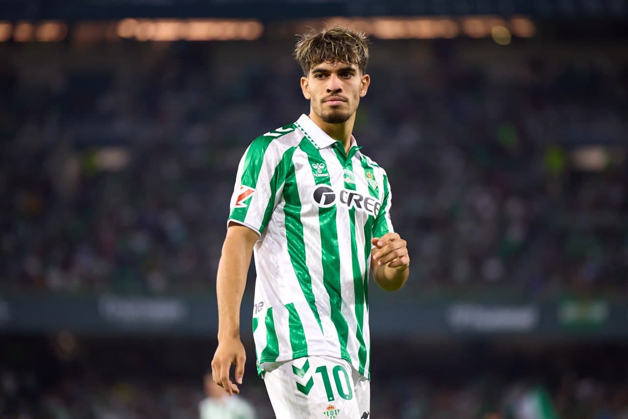 "الزلزولي يبرز تألقه في مباراة برشلونة ضد ريال بيتيس متفوقاً على يامال"