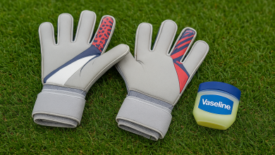 "سبب وجود علبة فازلين بجانب حارس كريستال بالاس في مباراة مانشستر يونايتد"