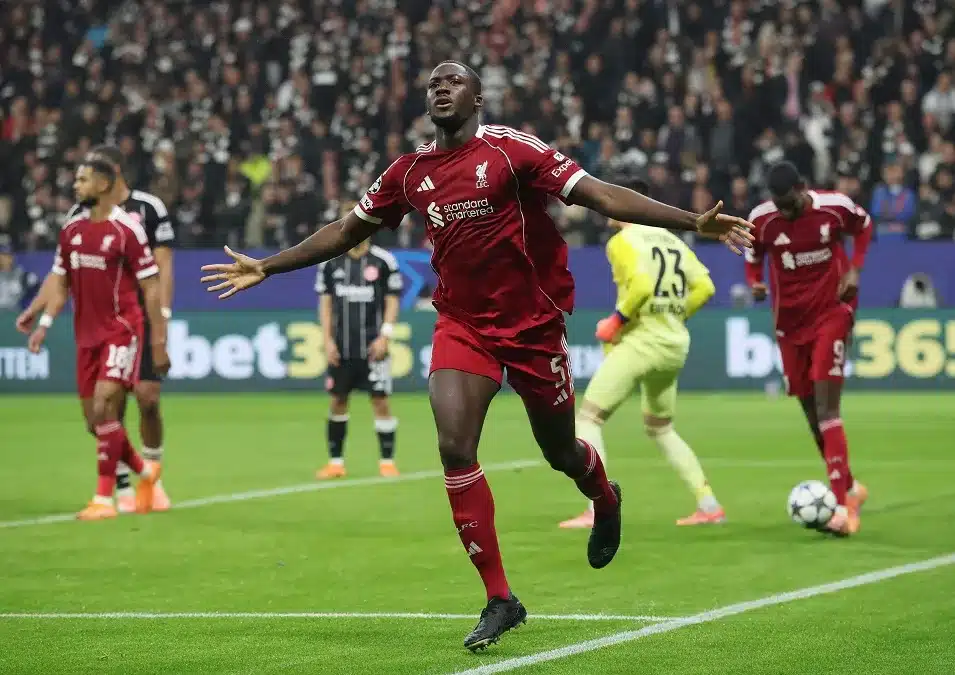 فجوة كبيرة تضع عقبة أمام تجديد عقد كوناتي مع ليفربول