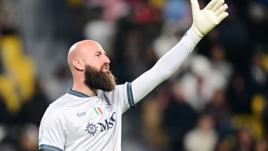 "نجم الهلال يراقب حارس نابولي من مدرجات الأول بارك"