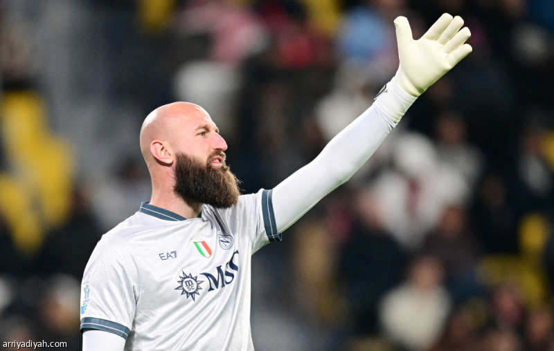 "نجم الهلال يراقب حارس نابولي من مدرجات الأول بارك"